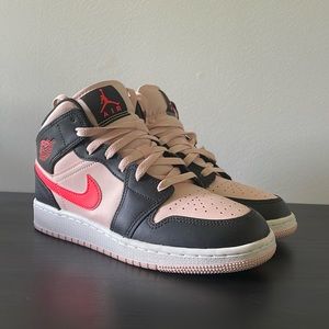 Air Jordan 1 Mid ‘Black Pink Crimson’